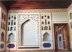 Wall decorated with recessed niches (Uyghur: oyuq) in the men's parlour in Toghraklek Villa, Qiemo.