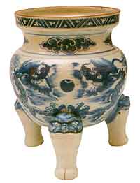Fig. 12 Blue and white censer with cloud and dragon design made during the reign of the Shunzhi emperor (r. 1638-61) at the Qing Yuyao-chang kiln (collection of the Palace Museum, Beijing)