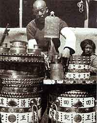 Fig. 9 A Republican-period photograph from Beijing shows a kerbside Hui food vendor with an impressive range of brass kitchen equipment.